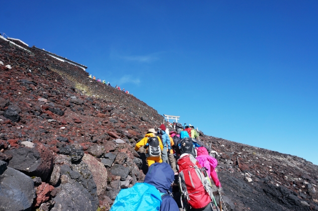 富士登山専任ガイドと富士山に登る人々