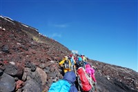 富士登山をする人々