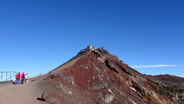 富士山頂でお鉢めぐりをする人々
