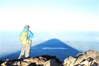 富士山頂に立つ人