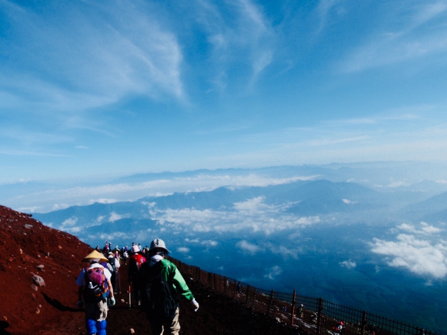 富士登山ガイドと一緒に登山をする人々