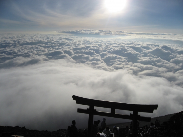 富士山頂で迎えるご来光