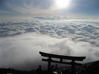 富士山頂で迎えるご来光
